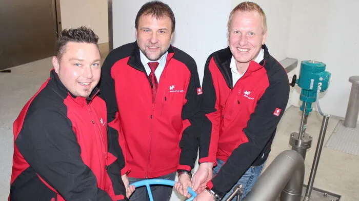 Heimo Gruber, Ernst Knes und Franz Puffing (von links) bei der Inbetriebnahme des Trinkwasserkraftwerks in Maria Lankowitz
