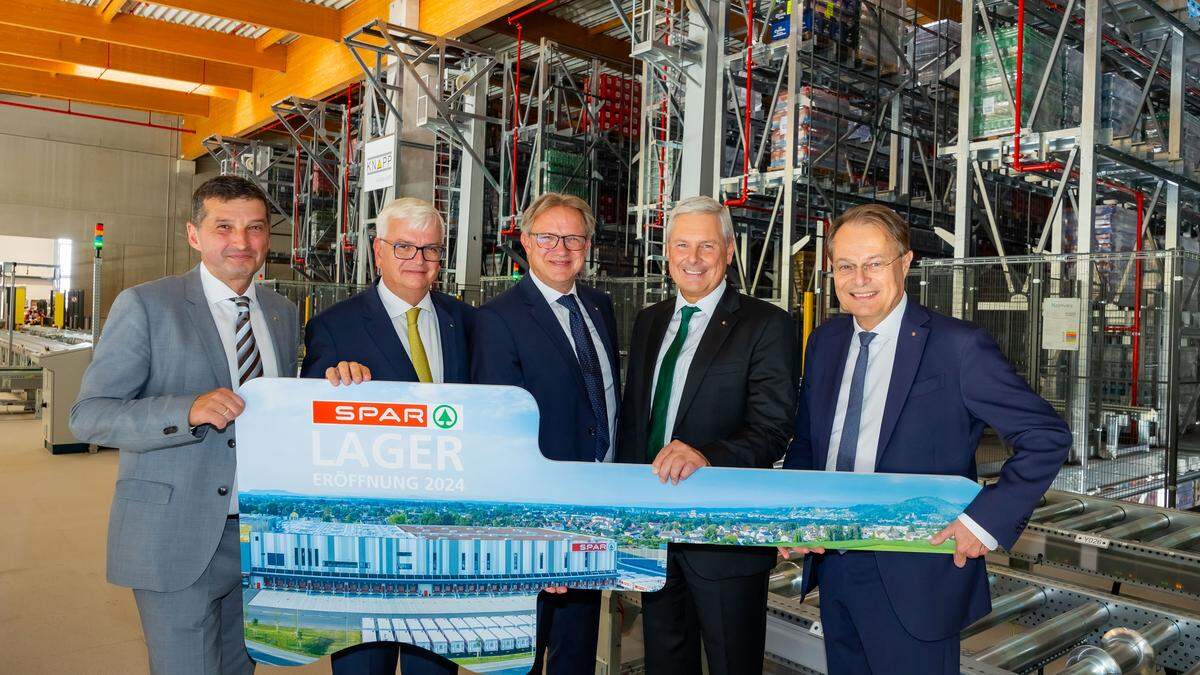 v.l.n.r.: Günther Weitzer (Leiter Logistik Warenfluss Spar Steiermark), Spar-Vorstand Marcus Wild,  Christoph Holzer (Geschäftsführer Spar Steiermark und Südburgenland), Spar-Vorstandsvorsitzender Hans K. Reisch und Aufsichtsratsvorsitzender  Gerhard Drexel bei der Eröffnung des neuen Lagerzubaus. 