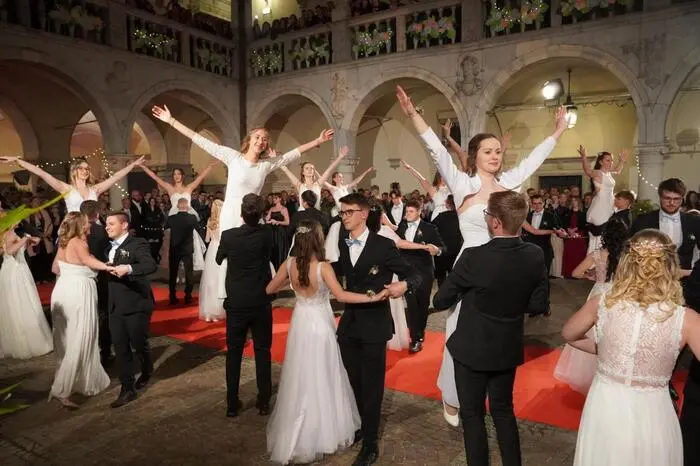 Die zahlreichen Gäste zeigten sich begeistert über die eindrucksvollen Tanzstücke sowie Choreografien der Schüler der Klassen 3 AMW, 5 AHW sowie 5M.
