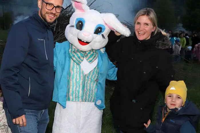 Landesrat Sebastian Schuschnig war auch mit seiner Familie und dem Osterhasen dabei.