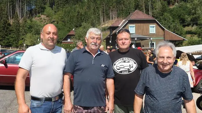 Die Oldtimerfreunde Kliening mit Obmann Christian Schatz (ganz rechts) freuten sich über die Vielzahl an Schaulustigen, die zum Gasthaus Hartl gekommen waren, um edle Stücke und besondere Raritäten zu bestaunen.