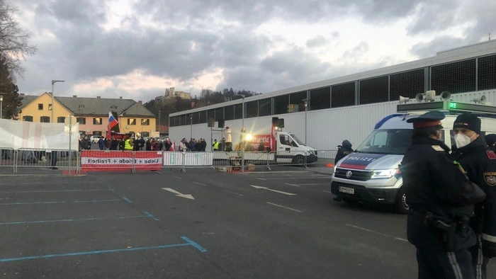 "Kinder haben Recht auf freies Atmen", rufen die Demonstranten, die keine Maske tragen - trotz Maskenpflicht