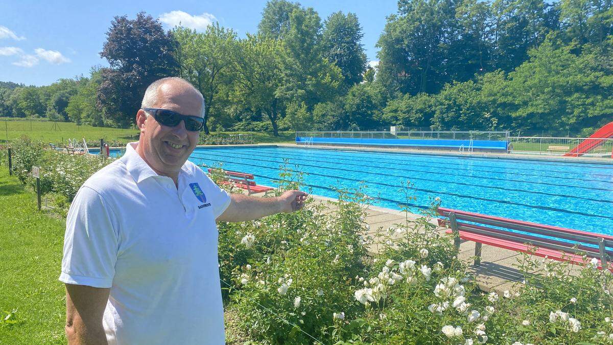 Reinhard Leitgeb, Bademeister im Rosenbad Fehring, zeigt auf sein Reich