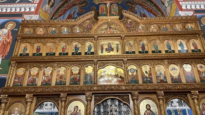 Die Ikonostase, die Ikonenwand, findet sich in jeder orthodoxen Kirche: Sie trennt den Altarraum vom Kirchenschiff ab.