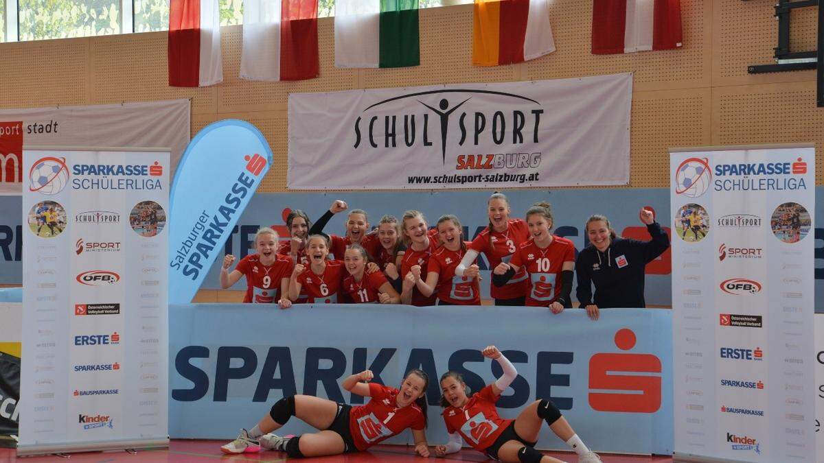 Das erfolgreiche Team: Kapitänin Pascale Nagele, Emilia Friede, Lana Husanovic, Hannah Macher, Vanessa Fischer, Yara Six, Laura Fischer, Lina Thamer, Jule Lippitsch, Lisa Rappitsch, Isabella Hannesschläger, Lotta Lippitsch, Betreuerinnen Kerstin Schmid und Katharina Sturm