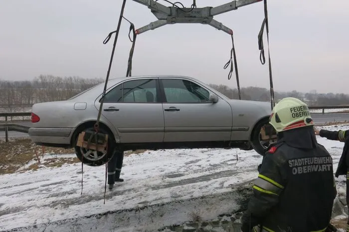 Der Wagen wurde von der alarmierten Stadtfeuerwehr Oberwart mit einem Kran und dem Hebekreuz vorsichtig geborgen.