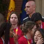 Luis Rubiales mit einigen Spielerinnen nach dem gewonnenen WM-Titel beim Empfang in Spanien