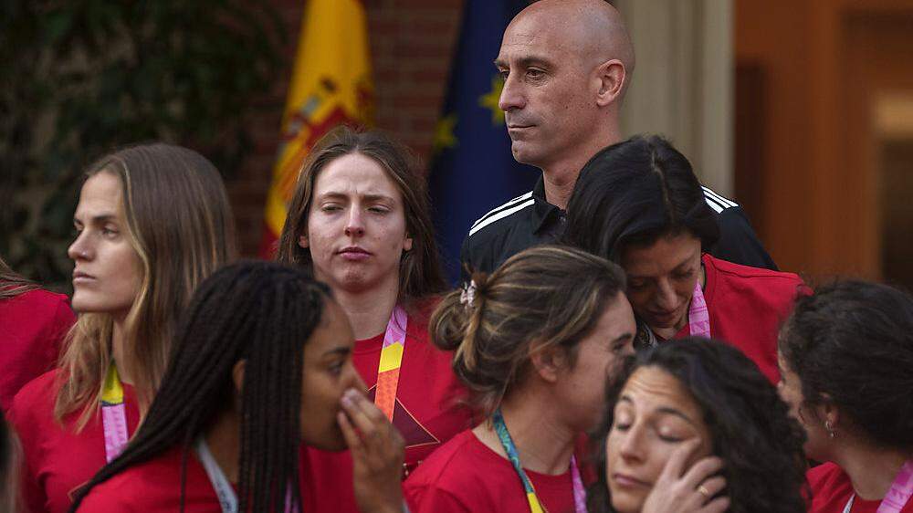 Luis Rubiales mit einigen Spielerinnen nach dem gewonnenen WM-Titel beim Empfang in Spanien