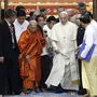 Die Schuhe zog Papst Franziskus aus, die Socken ließ er an