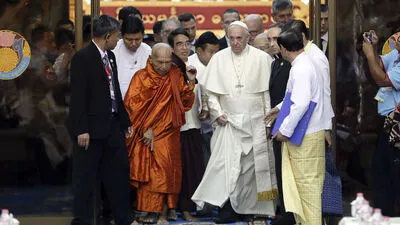 Die Schuhe zog Papst Franziskus aus, die Socken ließ er an