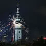 In Klagenfurt wurden trotz Verbots wieder zahlreiche Feuerwerkskörper gezündet, wie diese Aufnahme von Kreuzberglkirche aus zeigt