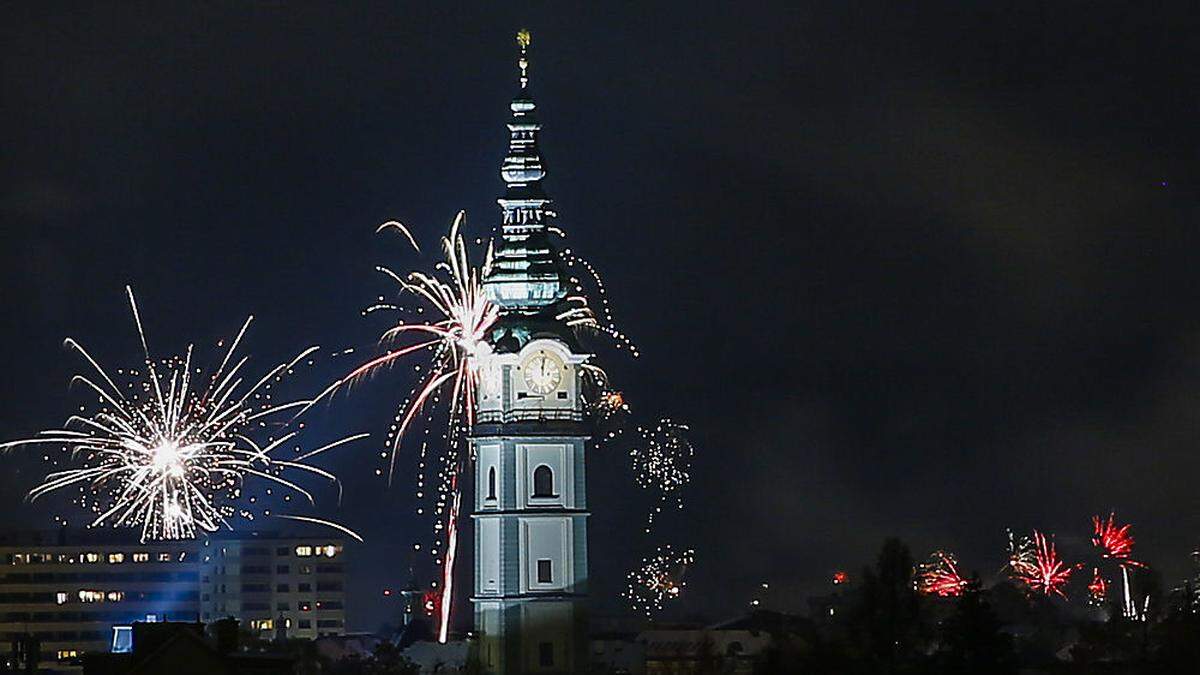 In Klagenfurt wurden trotz Verbots wieder zahlreiche Feuerwerkskörper gezündet, wie diese Aufnahme von Kreuzberglkirche aus zeigt