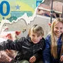 Martin Egger und seine Kinder Anna-Lena und Lukas lieben ihre Ferkel, auch wenn zurzeit kein Verdienst gemacht wird