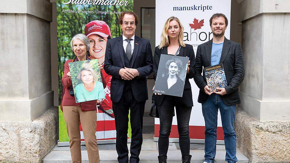 Barbara Frischmuth (mit dem Foto von Preisträgerin Volha Hapeyeva), Hans Roth, Valerie Fritsch (mit dem Foto von Freda Fiala) und Andreas Unterweger