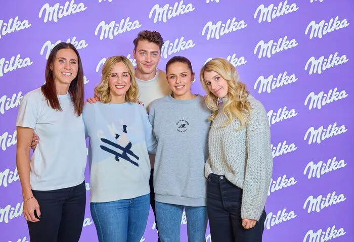 Hämmerle inmitten der Milka-Girls