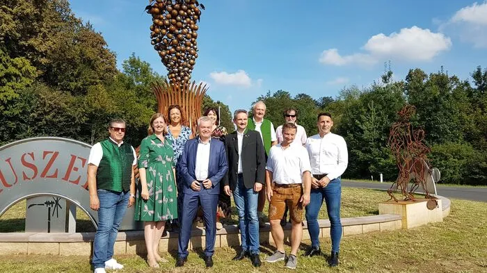 Offizielle Eröffnung des "Tores ins Weinland" in Hürth