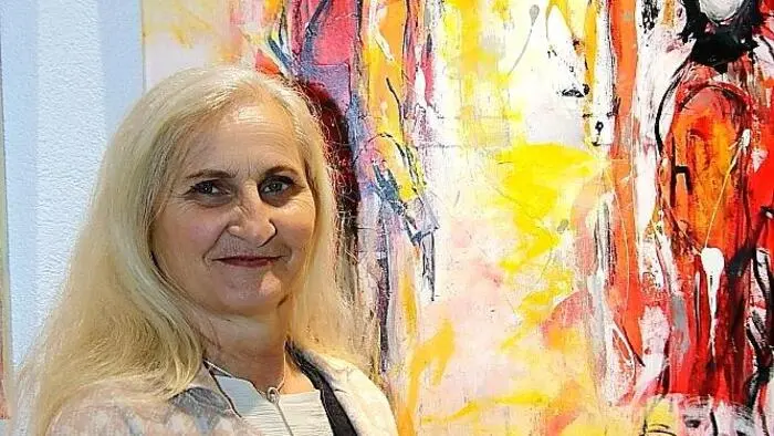 Die Voitsberger Galerie am Schlossbergtor kann wieder mit einer sehenswerten und interessanten Ausstellung aufwarten. „vielfältig / grenzenlos“ so der Titel der Präsentation, welche Werke der in Ligist lebenden Künstlerin Irmgard Götzl zeigt.