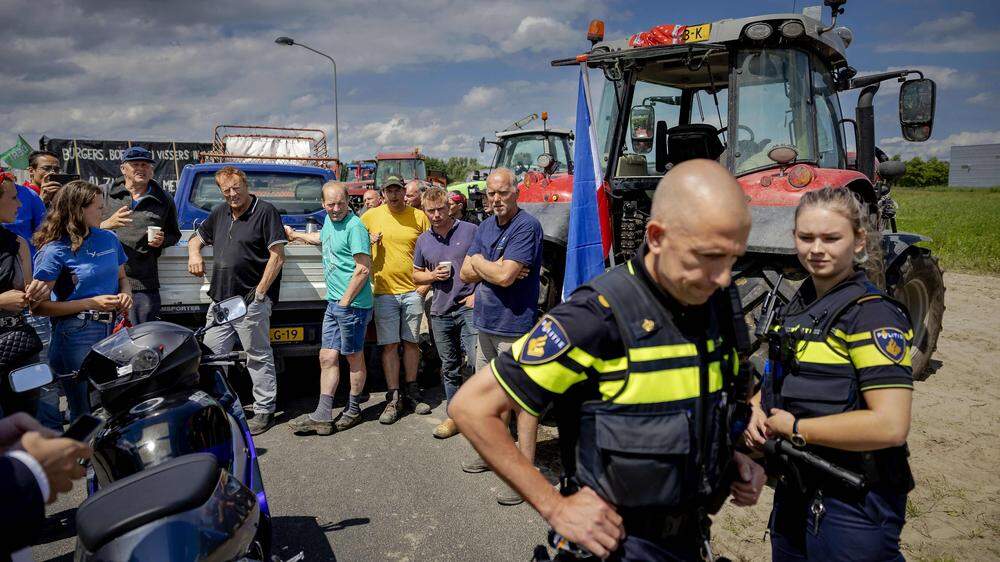 Traktorfahrer seien am späten Dienstagabend in Heerenveen im Norden des Lands auf Polizisten und Polizeiautos zugefahren, eine &quot;bedrohliche Lage&quot; sei entstanden, teilte die Polizei am Mittwoch mit.