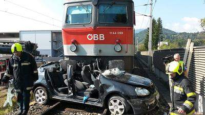 Pkw von Zug erfasst: Lenker schwer verletzt