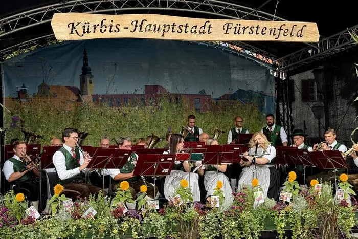 Das 29. Fürstenfelder Kürbisfest bot den BesucherInnen ein buntes Programm aus Kulinarik, Kunsthandwerk und regionalem Brauchtum.