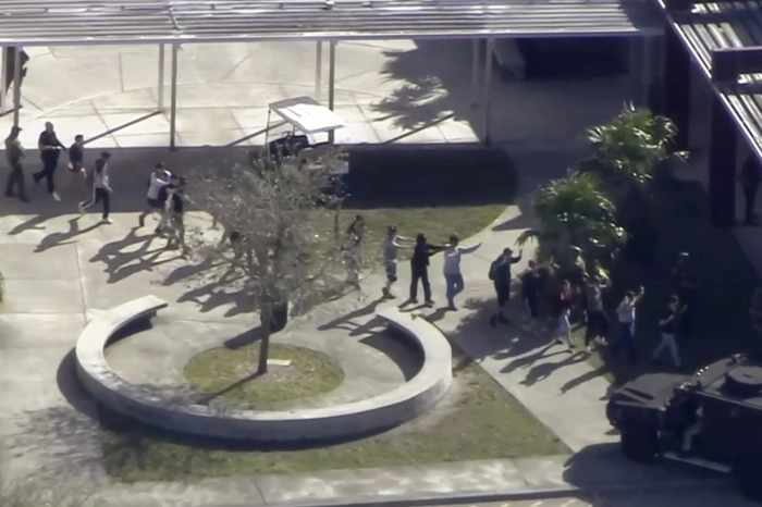 Der Todesschütze wurde etwa eine Stunde nach der Tat im Nachbarort Coral Springs gefasst, wie das Büro des Sheriffs bestätigte. Nach dem Massaker soll er sich zunächst unentdeckt unter die aus der Schule flüchtenden Schüler gemischt haben.