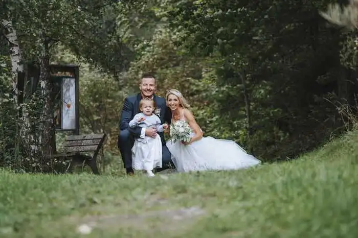 Am Danielsberg im wunderschönen Mölltal haben Johanna Wilscher und Peter Zwettler geheiratet. Tochter Isabella (2,5 Jahre alt) machte das Glück perfekt. Der Hochzeitstag wird künftig am 20. August gefeiert.