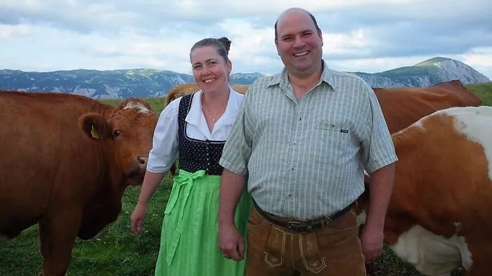 Sabine und Martin Bayer vor ihren Kühen auf der Schneealm