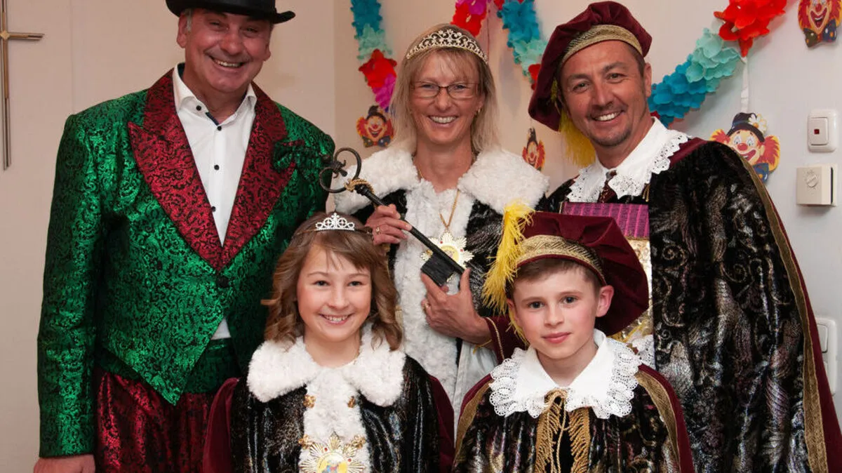 Bürgermeister Hermann Mitteregger mit dem Grafenpaar Ernst I. und Daniela I.und dem Prinzenpaar Elisabeth und Simon