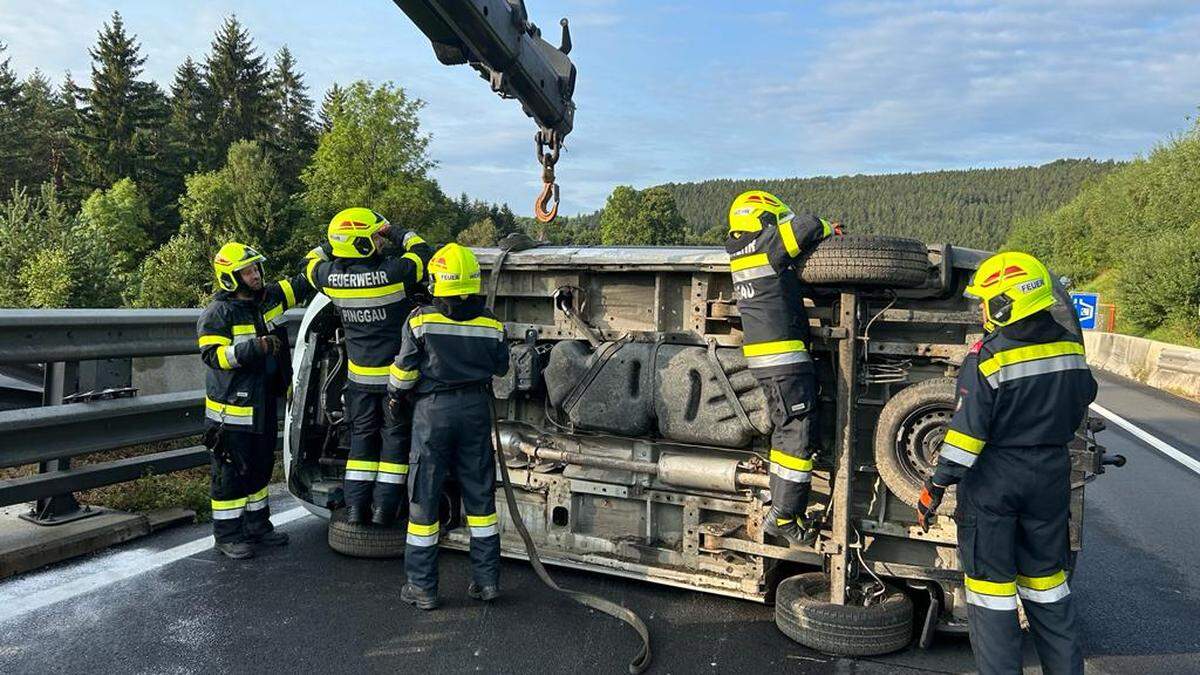 Auf der A 2 kam am Donnerstag ein Kleintransporter ins Schleudern und prallte gegen die Betonleitwand