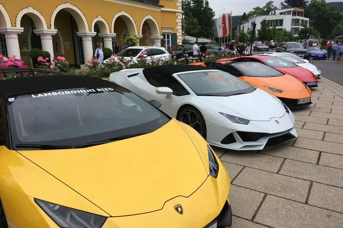 Auch einige Promis haben bereits ihr Kommen zugesagt und wollen beim Promi-Sportwagen-Walk am Samstag (18 Uhr) vor dem Falkensteiner Schlosshotel über die roten Teppich schreiten.