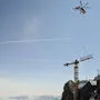 Mit dem Hubschrauber wurden Bauteile für den Kran angeliefert 
