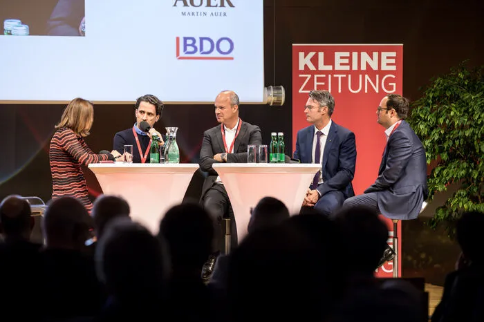 . . . und gab damit den inhaltlichen Steilpass zur anschließenden Podiumsdiskussion: Moderatorin Eva Komarek diskutierte mit dem Grazer Bäckereiunternehmer Martin Auer, Markus Mair, dem Vorstandschef der Styria Media Group, RLB-Vorstand Rainer Stelzer und Jörg Schönbacher, Partner von BDO Austria