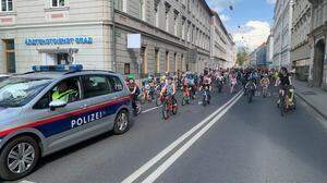 Kinder fahren mit Polizei-Begleitung durch Graz