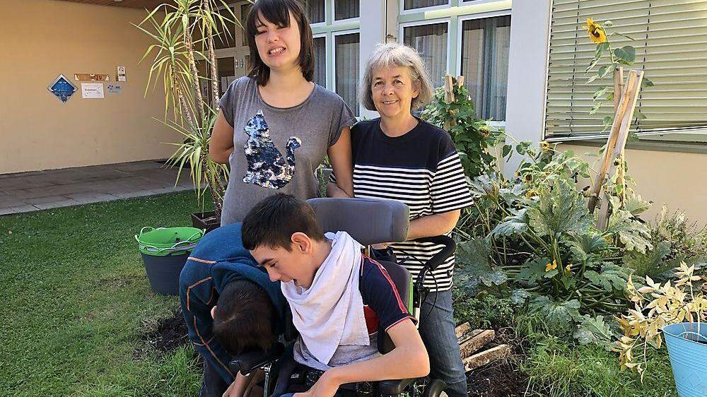 Elisabeth Gugg mit einem Teil ihrer Schüler im kleinen Schulgarten. Hier wurde die Bank entwendet