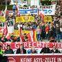 Neben Vertretern der Gemeinde marschieren auch Rechtsextreme aus ganz Österreich gegen Zelte für Asylwerber
