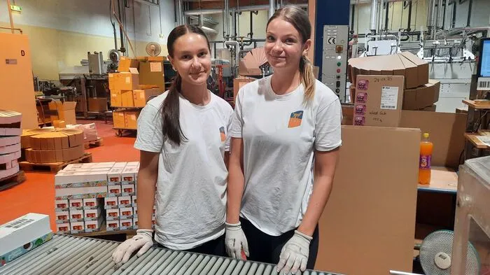 Lea Vonic und Nina Pöllabauer arbeiten bei C &amp; D Foods in Gschaid, Gemeinde Birkfeld.