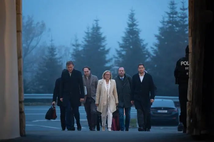 Eintreffen der ersten Teilnehmer, darunter Staatssekretär Alexander Pröll