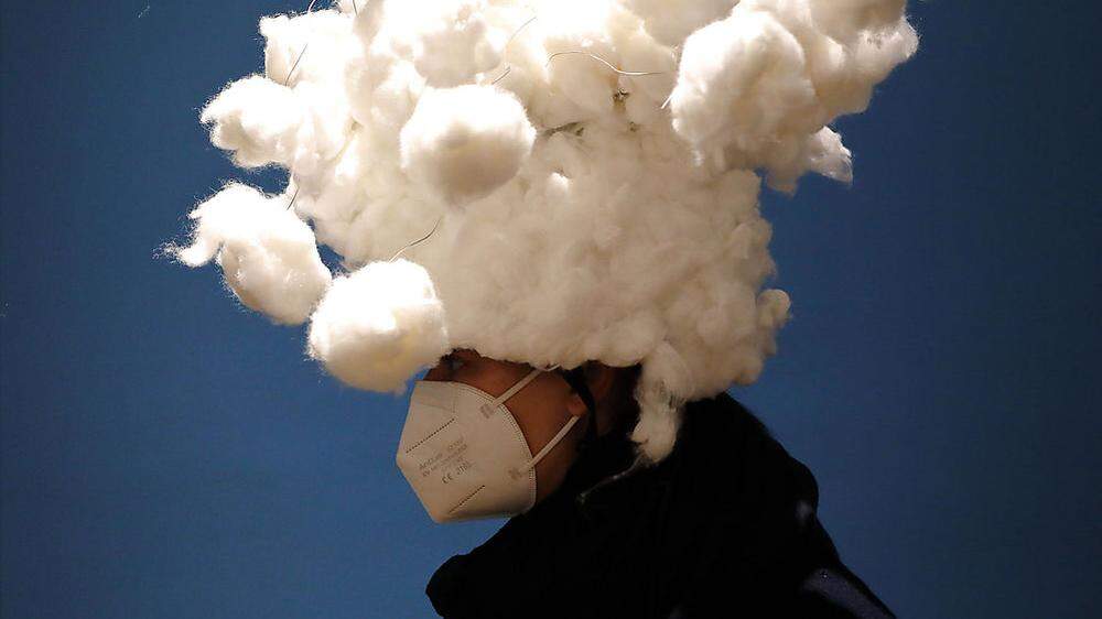 „Fake Clouds“ von Alfred Lenz. Der in Wien und Studenzen lebende Künstler erhielt für diese interaktive Installation, die es erlaubt, den eigenen Kopf in die Wolken zu stecken, den Viktor-Fogarassy-Preis des Landes Steiermark. 