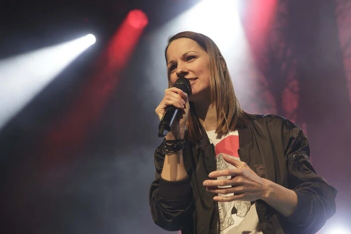 Nach der Babypause ist Mama Stürmer, die erst in der Vorwoche bei den Amadeus-Awards als "Künstlerin des Jahres" ausgezeichnet wurde, rundum gut drauf. Mehr zum Konzert hier.
