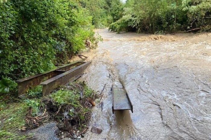 Der Weißenbach trat über die Ufer, eine Brücke wurde weggespült.