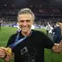 Paris Saint-Germain's Spanish headcoach Luis Enrique holds his winners medal as he celebrates his team winning the UEFA Champions League final football match between Paris Saint-Germain (PSG) and Inter Milan in Munich, southern Germany, on May 31, 2025. (Photo by FRANCK FIFE / AFP)