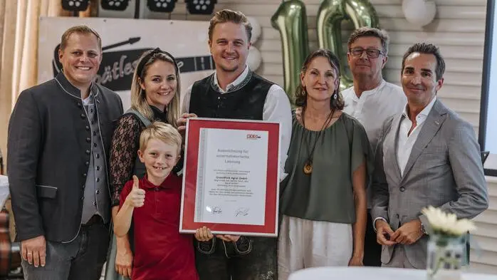 Green Pork-Geschäftsführer Martin Tatzl (mit Urkunde) freute sich über die Gratulationen