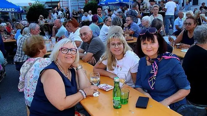 Die Goldene Stimme vom Wörthersee Silvio Samoni und ein prachtvoller Sommerabend, so konnte der Rathausplatz in Köflach die vielen Fans am vierten Abend des Musiksommers 2026 kaum fassen.