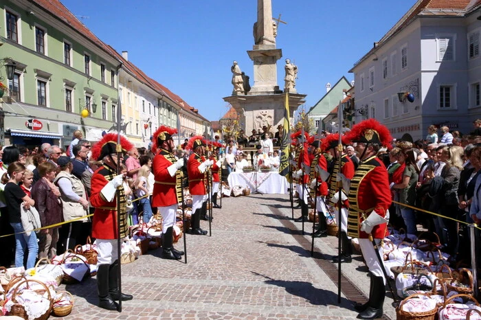 Auch in der Bezirkshauptstadt St. Veit fanden sich aus diesem Grund am Samstag um die Mittagszeit Jung und Alt am Hauptplatz bei der Pestsäule ein.
