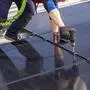Montage von Solarmodulen auf einem Dach  | Bis Jahresende bleibt noch Zeit, den PV-Förderantrag zu stellen