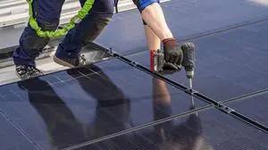 Montage von Solarmodulen auf dem Dach eines Gewerbebetriebs, über 400 Photovoltaik Module werden auf dem Dach installiert, NRW, Deutschland Solardach Montage *** Installation of solar modules on the roof of a commercial enterprise, over 400 photovoltaic modules are installed on the roof, NRW, Germany Solar roof installation