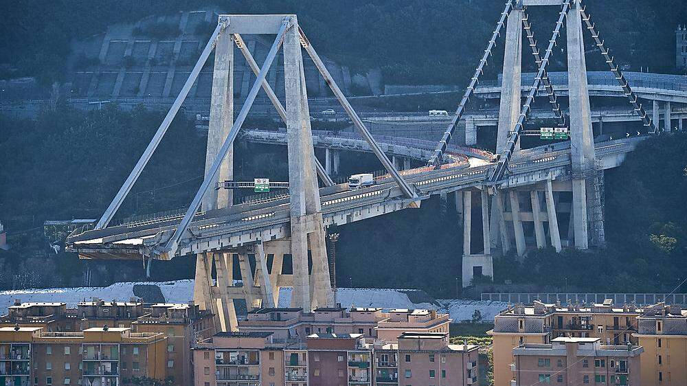 Nach dem verheerenden Einsturz einer Autobahnbrücke in Genua mit vorläufig 42 Toten mehren sich in Italien die Schuldzuweisungen