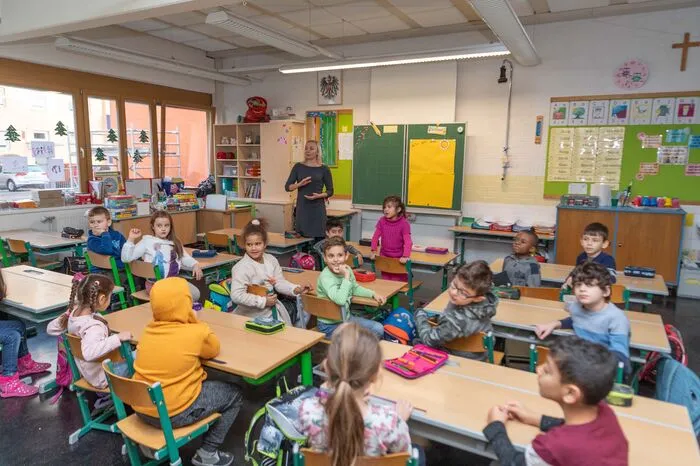 „Trio-Stunde“ in der 1a-Klasse: Die "Lernforscherkinder" und andere Lehrer schauen beim Unterricht zu ...