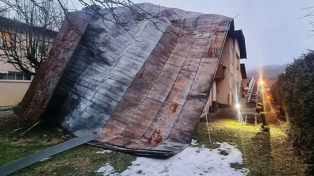 In Trofaiach hat der Sturm ein Blechdach vom Gebäude gerissen 