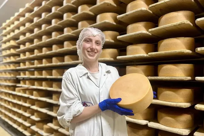 Die erste Käserin der Kärntnermilch: Marie Strasser aus Stockenboi absolvierte eine Lehre als Milchtechnologin und arbeitet seither in der Käseproduktion der Kärntnermilch.
